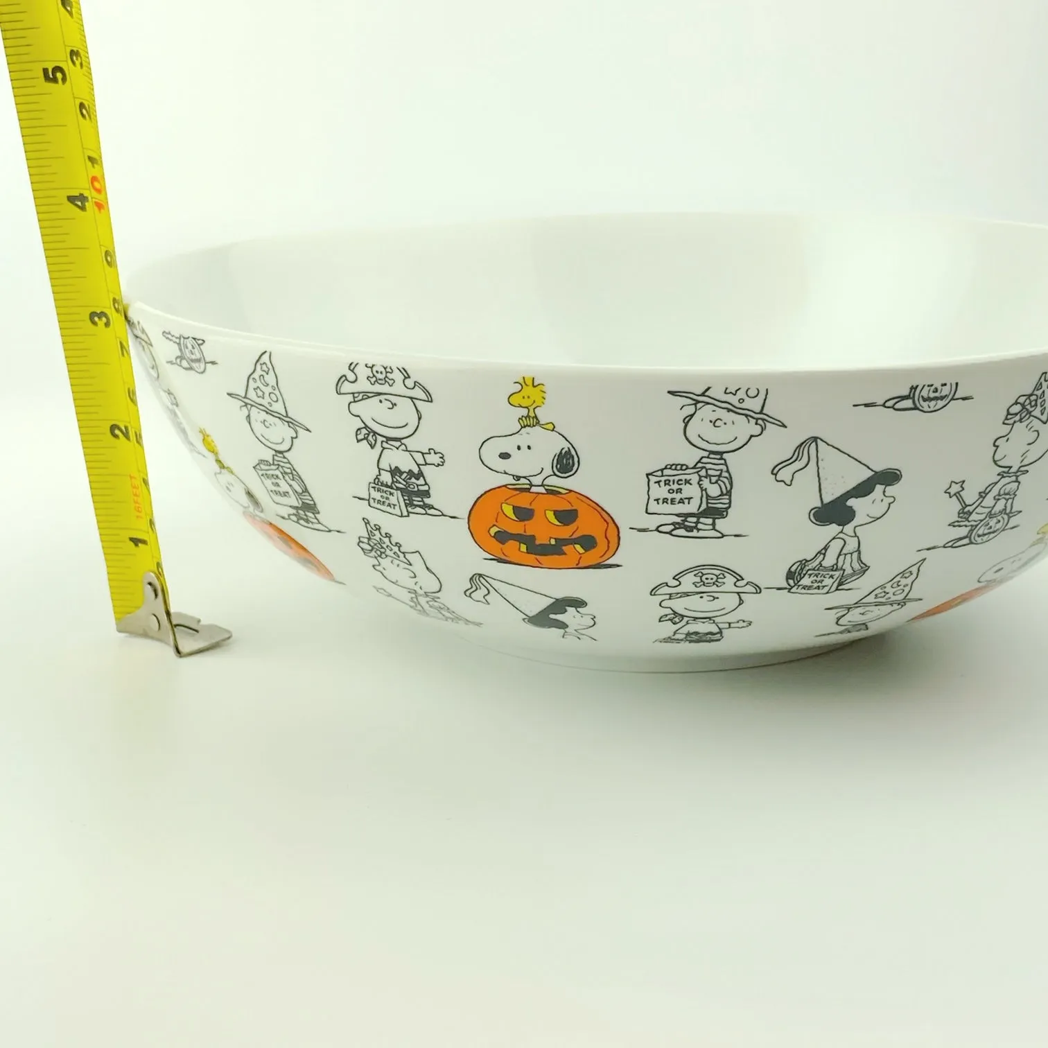 Peanuts Charlie Brown & Friends & Snoopy Great Pumpkin Big Halloween Bowl 10"