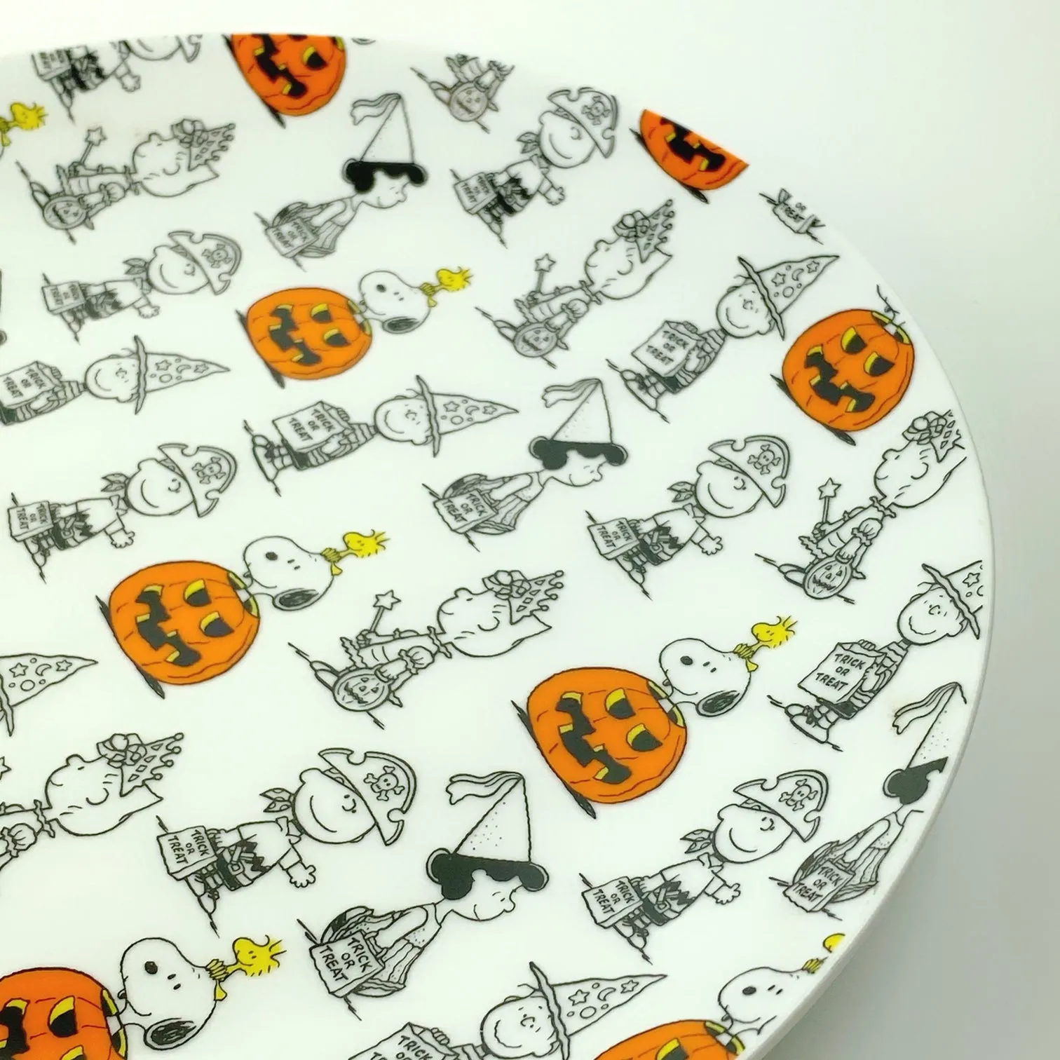 Peanuts Charlie Brown & Friends & Snoopy Great Pumpkin Halloween Plate 10.5"