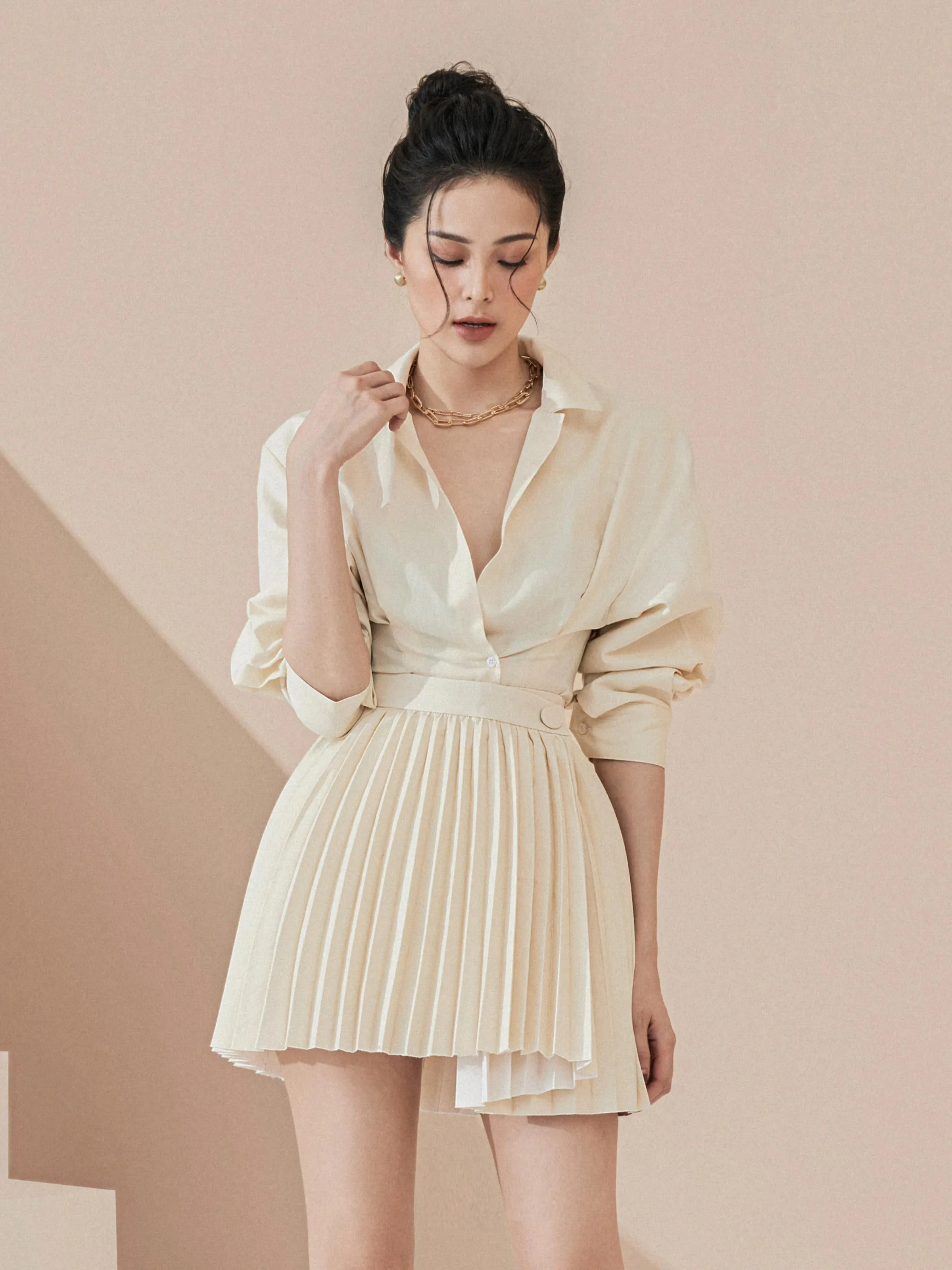 PLEATED MINI SKIRT WITH BUTTON    FRONT-PLEATED SHIRT - CRATI